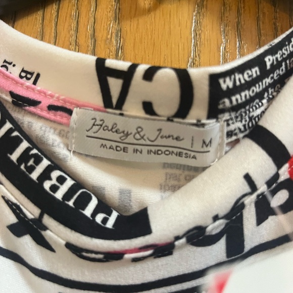 Newspaper and Lips Dress - Picture 4 of 5